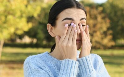 Allergies des yeux et vision floue : faut-il repousser sa chirurgie au laser ?