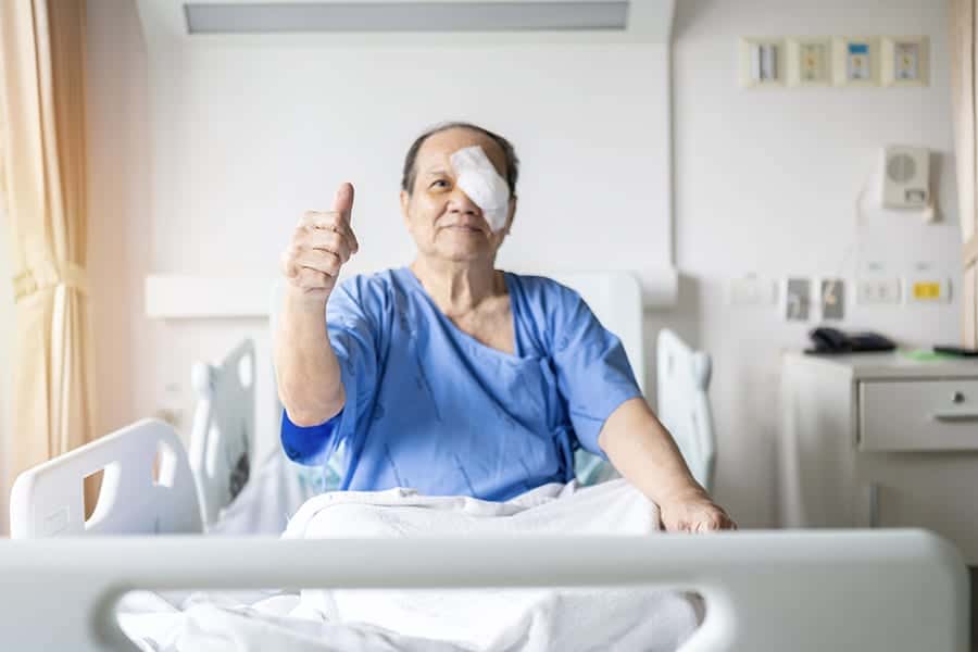 operation cataracte combien temps bien voir convalescence temps guerison resultat complications chirurgien ophtalmologue specialiste chirurgie cataracte paris dr camille rambaud