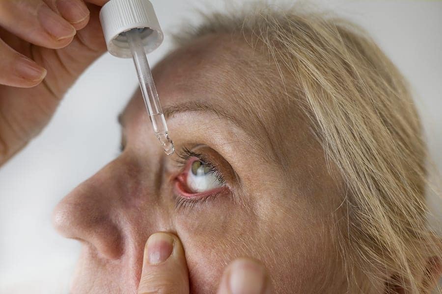 secheresse occulaire apres operation cataracte traitement soulager yeux secs chirurgien ophtalmologue specialiste chirurgie cataracte paris dr camille rambaud